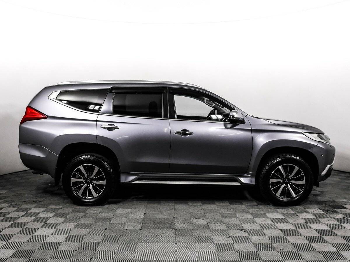 Mitsubishi Pajero Sport с пробегом — 2017 год. Фото: #3