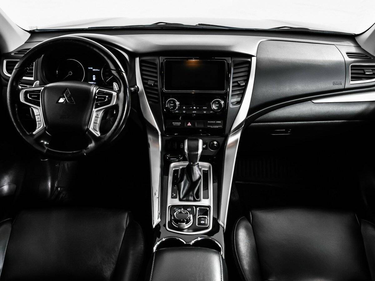 Mitsubishi Pajero Sport с пробегом — 2017 год. Фото: #10