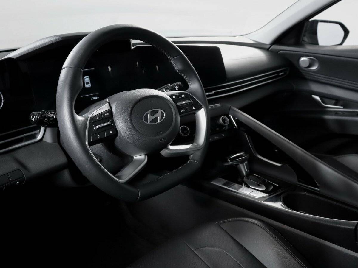 Hyundai Elantra с пробегом — 2023 год. Фото: #10