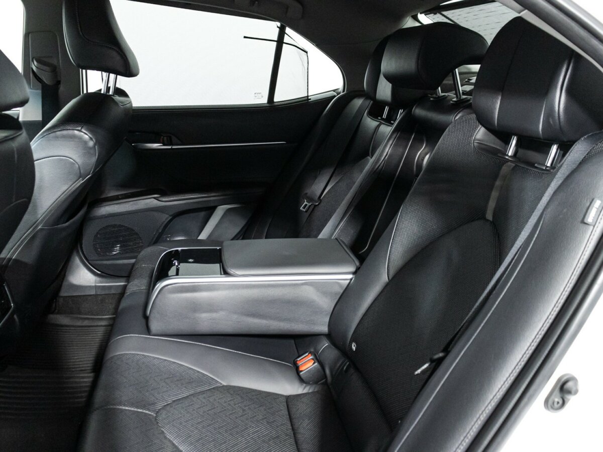 Toyota Camry с пробегом — 2021 год. Фото: #8
