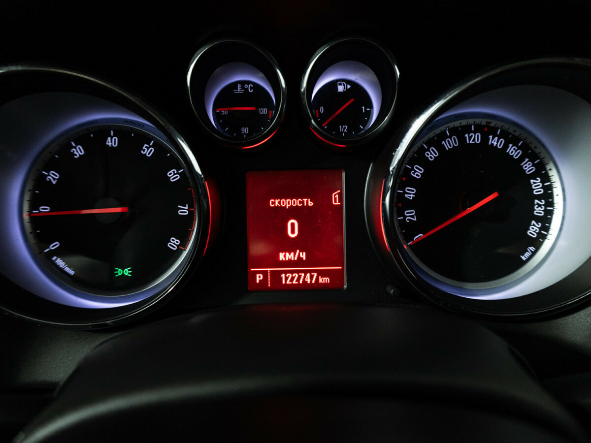 Opel Astra с пробегом — 2012 год. Фото: #11