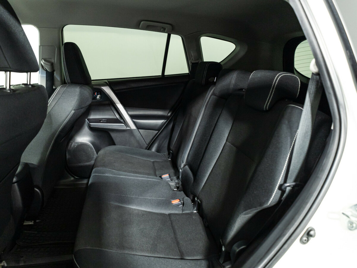 Toyota RAV4 с пробегом — 2016 год. Фото: #7