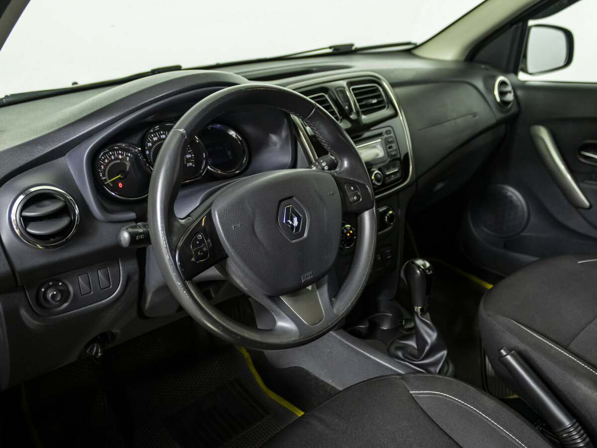 Renault Sandero с пробегом — 2015 год. Фото: #9