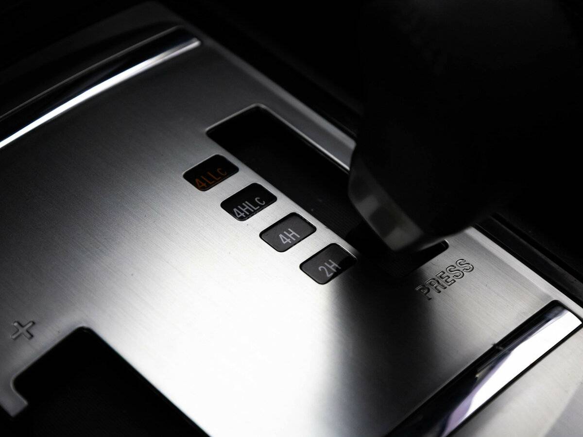 Mitsubishi Pajero с пробегом — 2017 год. Фото: #16