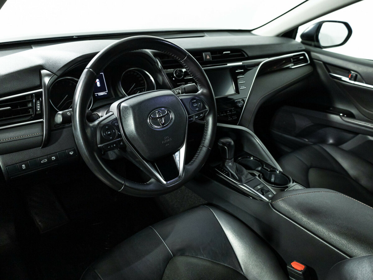 Toyota Camry с пробегом — 2018 год. Фото: #10