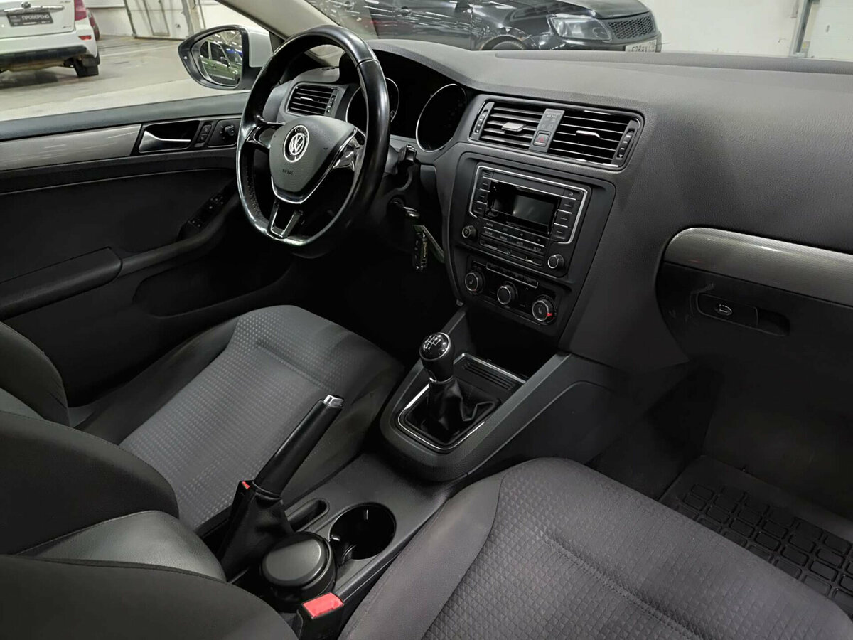 Volkswagen Jetta с пробегом — 2016 год. Фото: #10