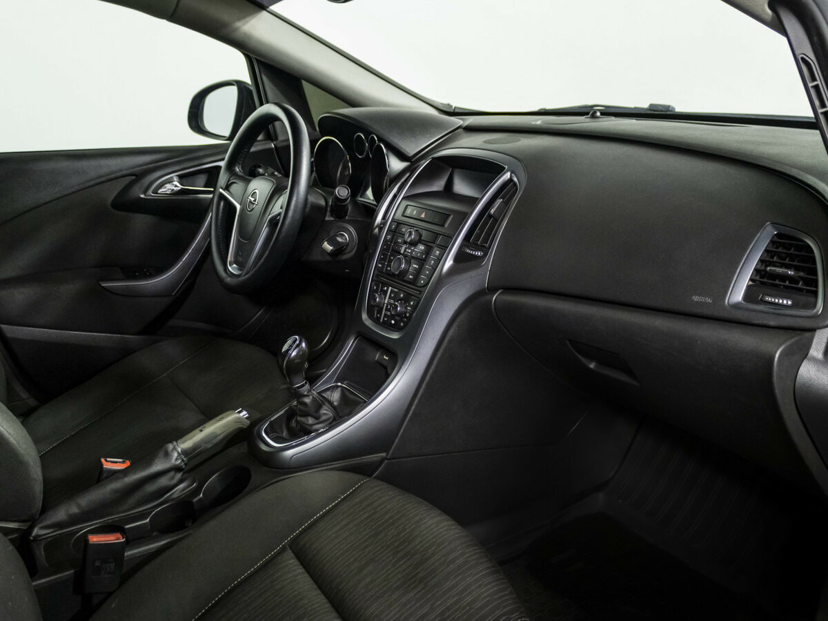 Opel Astra с пробегом — 2013 год. Фото: #6