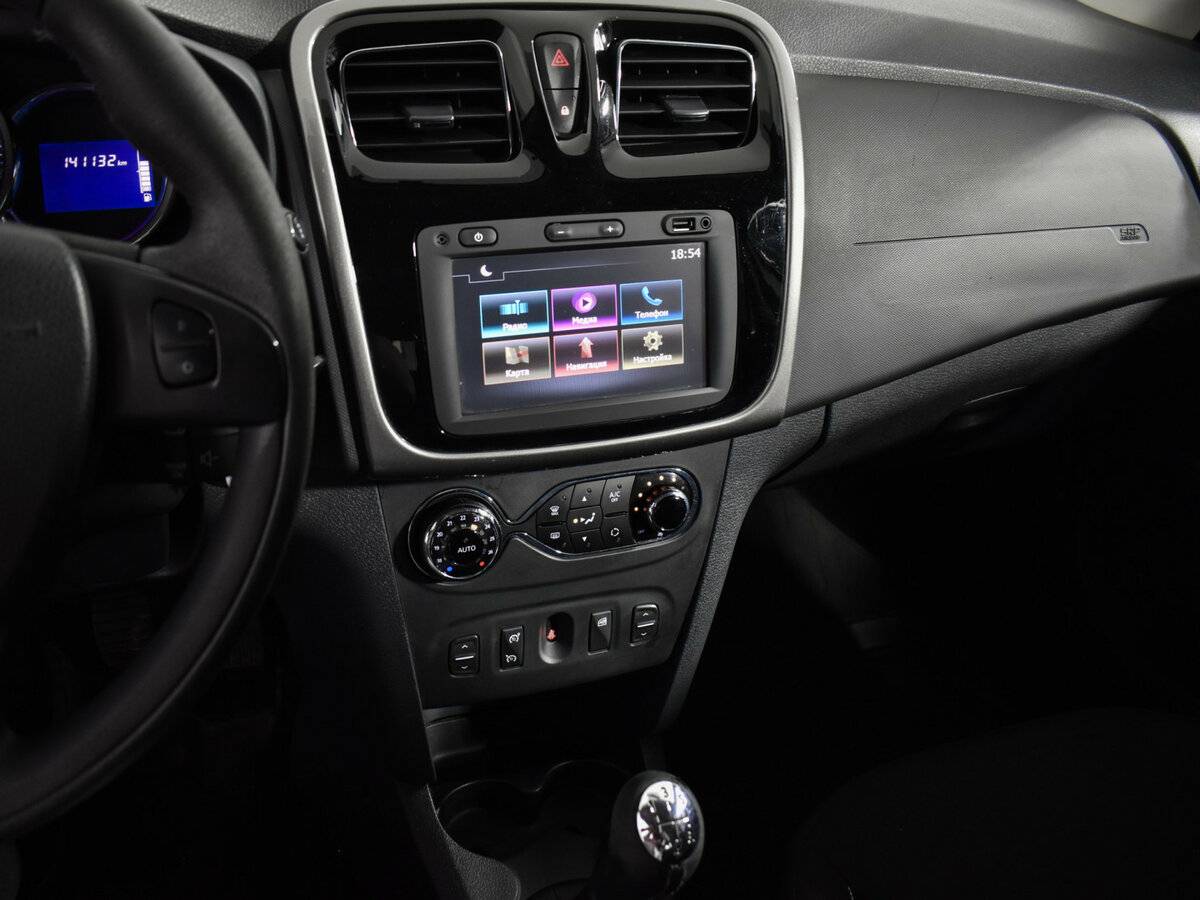 Renault Sandero с пробегом — 2016 год. Фото: #16