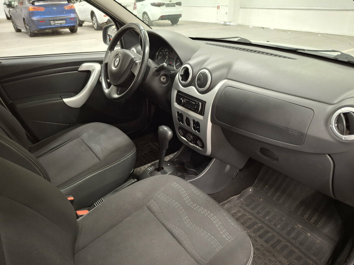 Renault Sandero с пробегом — 2013 год. Фото: #10