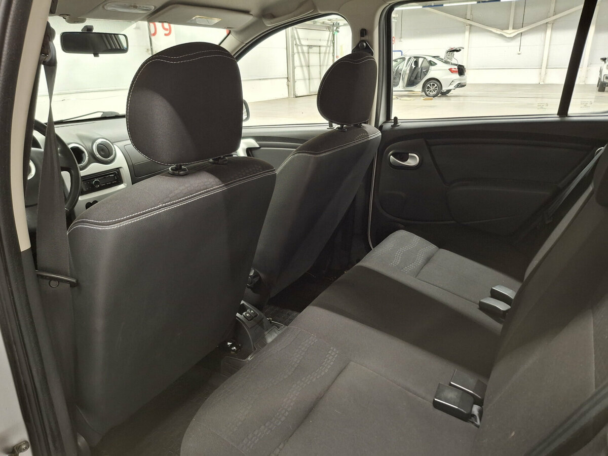 Renault Sandero с пробегом — 2013 год. Фото: #11