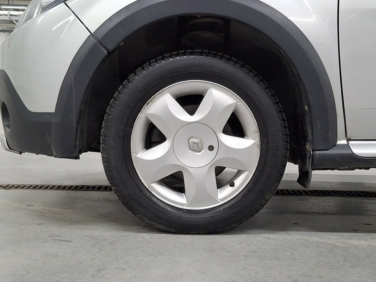 Renault Sandero с пробегом — 2013 год. Фото: #17