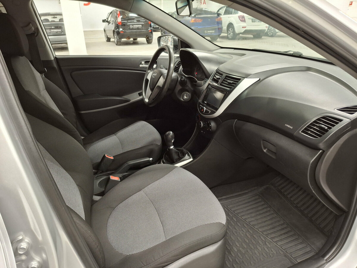 Hyundai Solaris с пробегом — 2014 год. Фото: #10