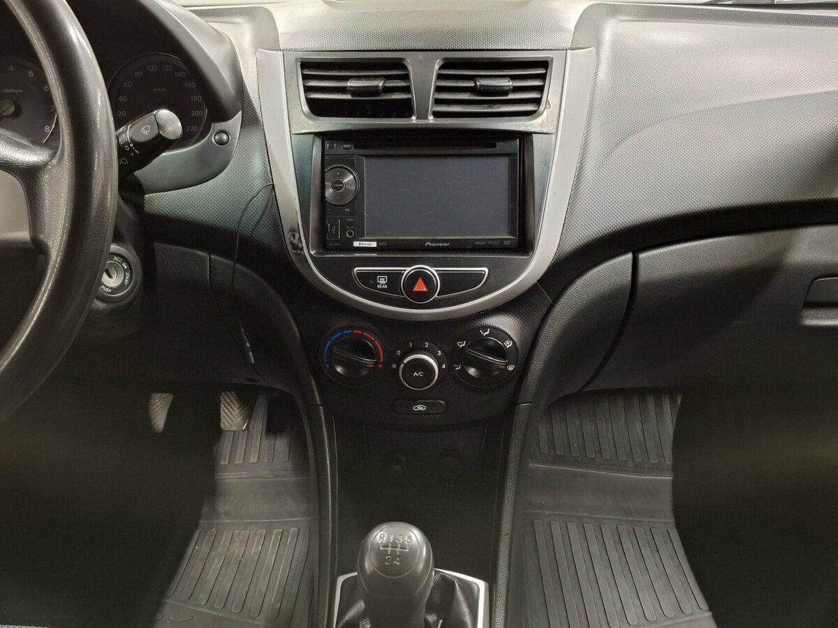 Hyundai Solaris с пробегом — 2014 год. Фото: #14