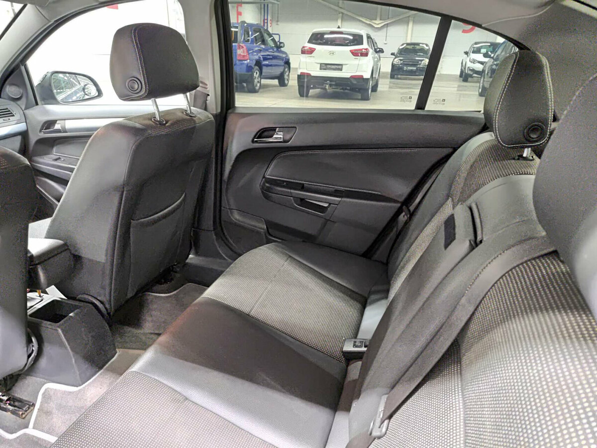 Opel Astra с пробегом — 2012 год. Фото: #11