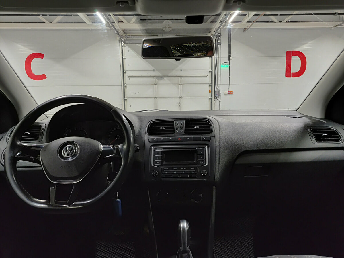 Volkswagen Polo с пробегом — 2015 год. Фото: #13