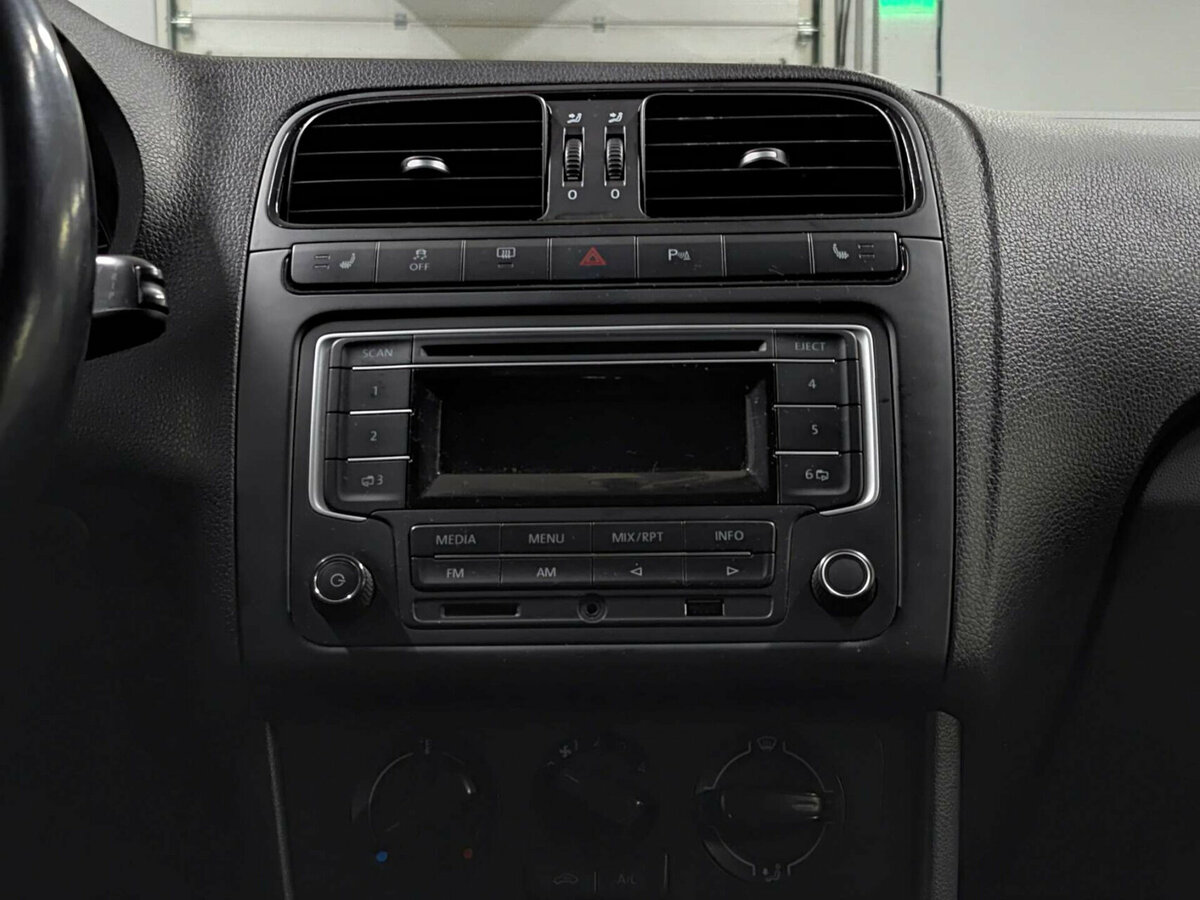 Volkswagen Polo с пробегом — 2015 год. Фото: #14