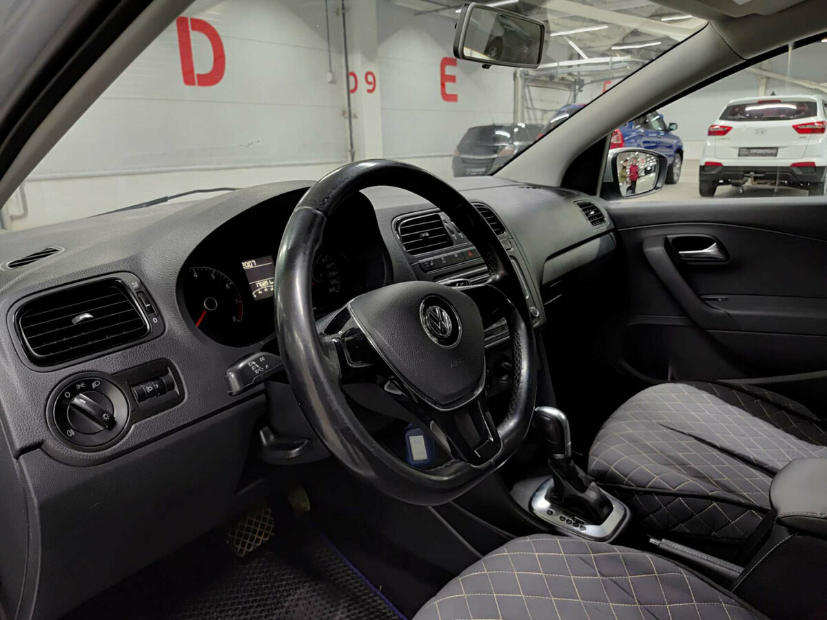 Volkswagen Polo с пробегом — 2015 год. Фото: #15
