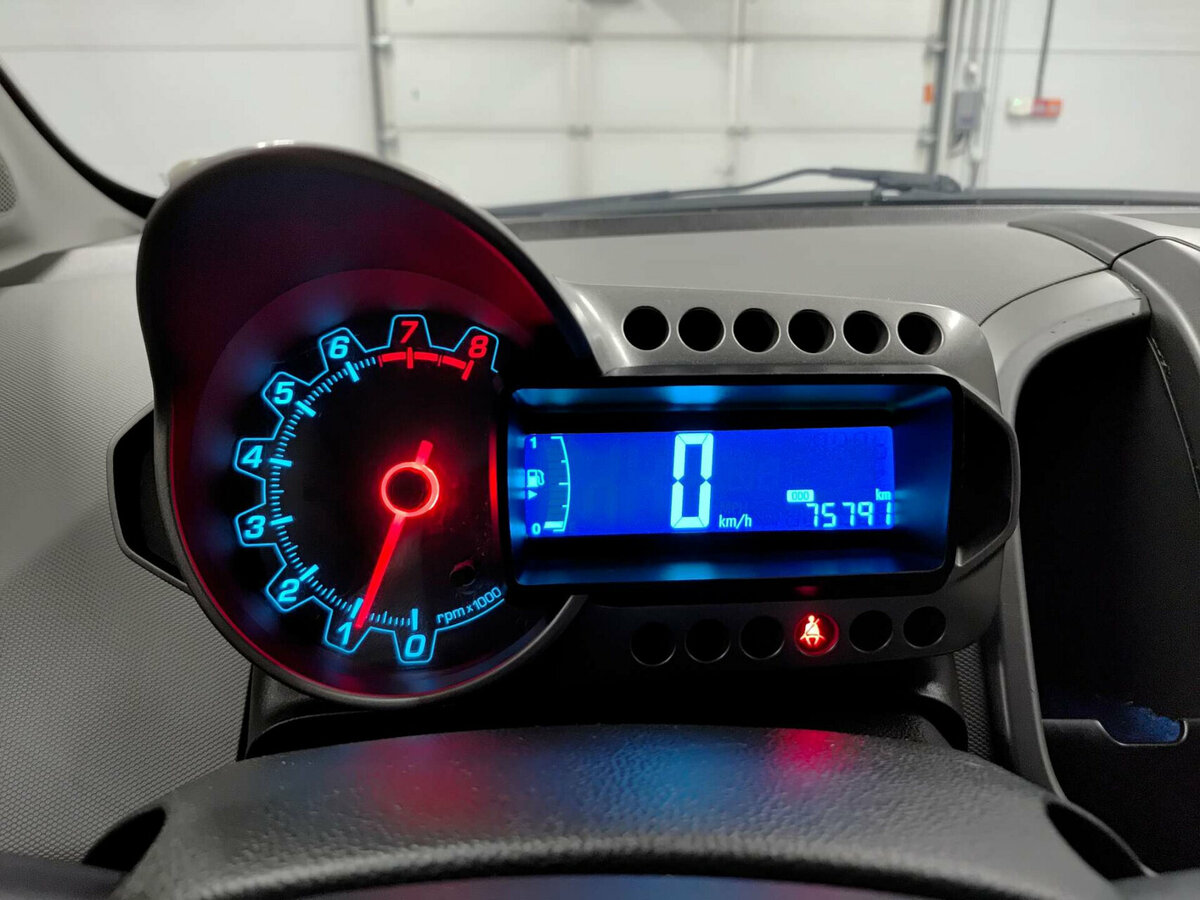 Chevrolet Aveo с пробегом — 2012 год. Фото: #12